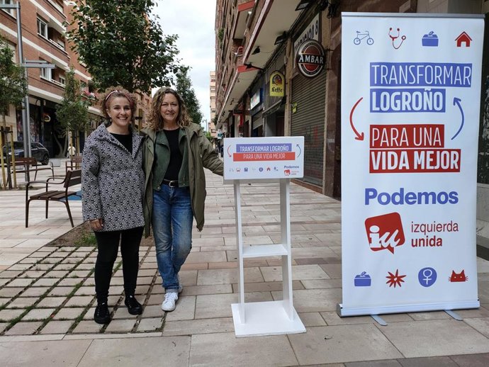 Las candidatas de Podemos IU al Ayuntamiento de Logroño, Amaia Castro y Eunate García, en la calle Fundición de Logroño