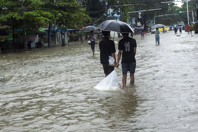 Archivo - Imagen de archivo de las fuertes lluvias en Birmania.