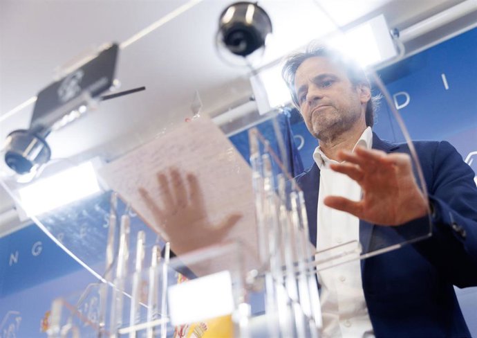 El presidente del grupo parlamentario de Unidas Podemos, Jaume Asens, interviene durante una rueda de prensa anterior a la reunión de la Junta de Portavoces, en el Congreso de los Diputados, a 18 de abril de 2023, en Madrid (España).