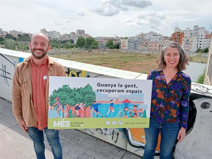 La candidata a la alcaldía de Palma de MÉS, Neus Truyol, y el número dos de la lista, Miquel ngel Contreras, presentan su propuesta de transformación del antiguo estadio Lluís Sitjar.