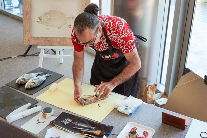 Presentación de un taller de la técnica 'Gyotaku', una de las actividades del OceanFest