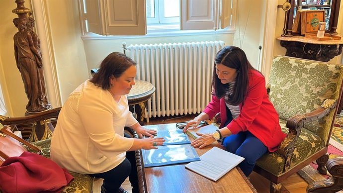 La subdelegada del Gobierno en Lugo (d), Isabel Rodríguez, con Socorro Pernas, representante de la Mancomunidade de Concellos Galegos do Camiño de Santiago.