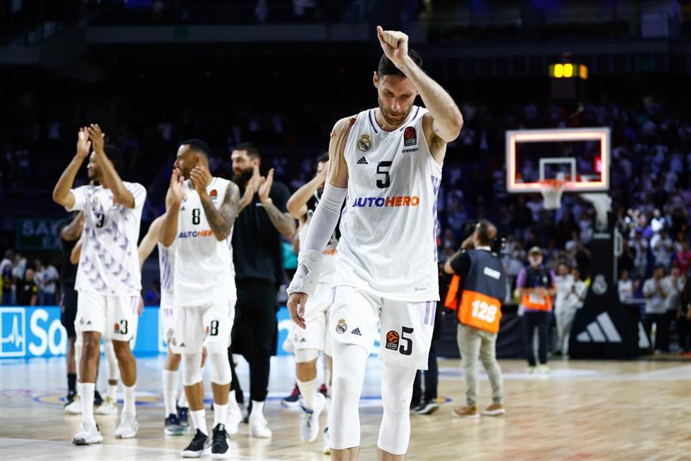 Rudy Fernández se despide de la afición del WiZink tras el quinto partido del 'Playoff' de la Euroliga 2022-2023 ante el Partizán