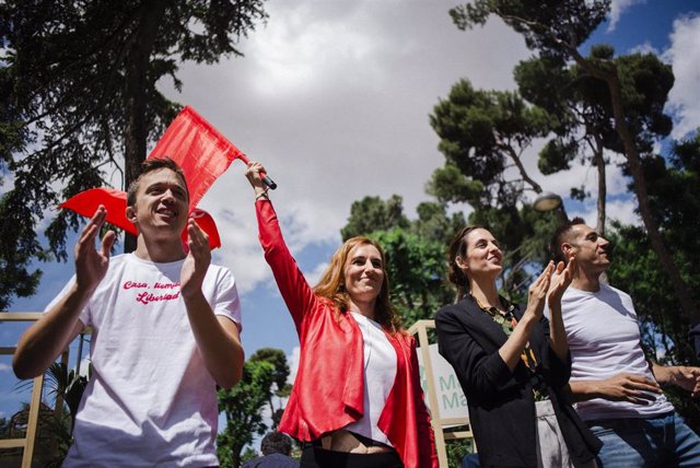  El líder de Más País, Íñigo Errejón; la candidata de Más Madrid a la presidencia de la Comunidad de Madrid, Mónica García; la candidata a la alcaldía de Madrid, Rita Maestre, intervienen durante un acto de Más Madrid, en el parque Lorenzo Azofra