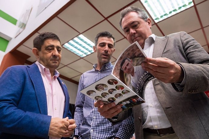 Espadas consulta el programa del PSOE en Santisteban junto a Reyes y Soriano.