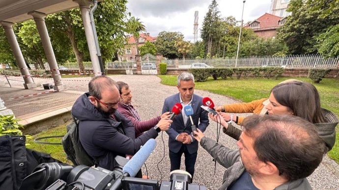 El secretario general del PSOE en Cantabria y candidato autonómico, Pablo Zuloaga, en declaraciones a la prensa.