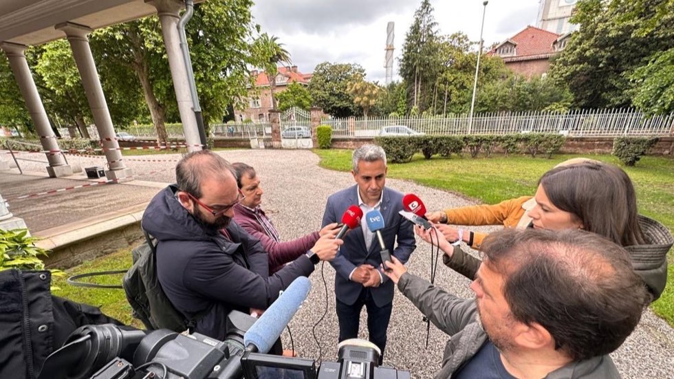 El secretario general del PSOE en Cantabria y candidato autonómico, Pablo Zuloaga, en declaraciones a la prensa.
