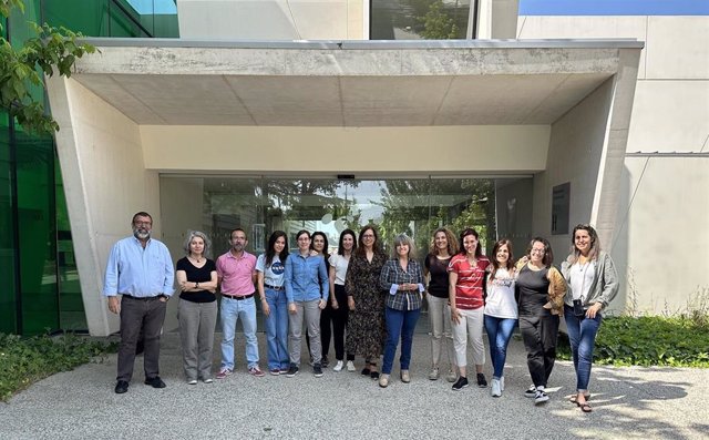 Investigadores Del ISCIII, En Una De Las Entradas Del Centro Nacional De Microbiología Del Instituto.