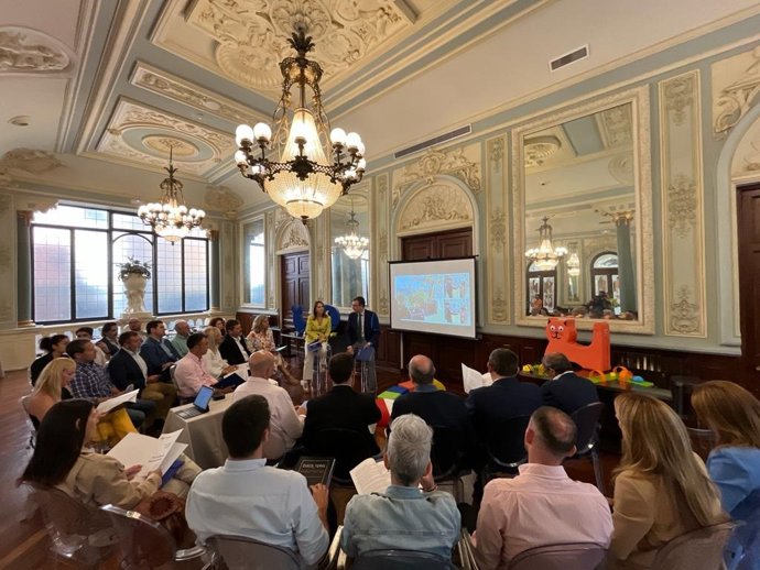 El candidato del PP a la Alcaldía de Murcia, José Ballesta, ha mantenido una reunión con representantes del sector educativo