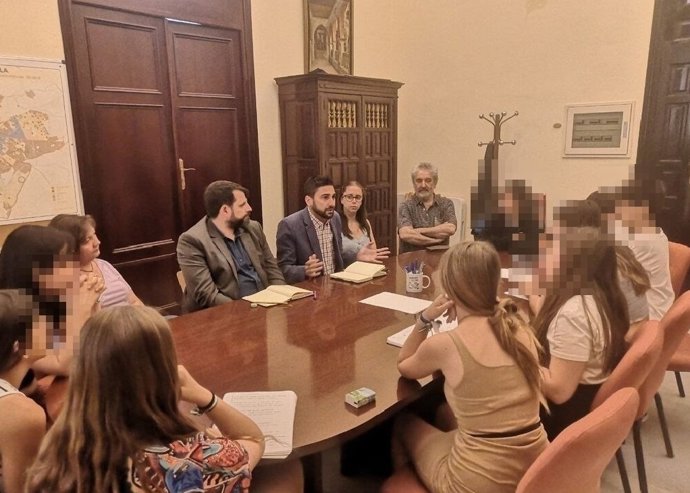 Ismael Sánchez y otros dirigentes de Podemos-IU se reúnen con miembros de la comunidad educativa del IES Velázquez