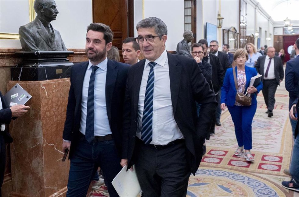 El portavoz del PSOE en el Congreso, Patxi López (d), a su salida de una sesión plenaria