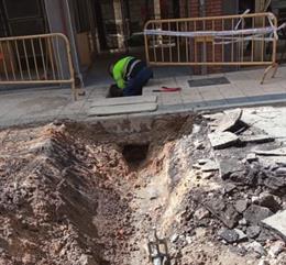 Rotura de una tubería en la calle Aurora de Valladolid.