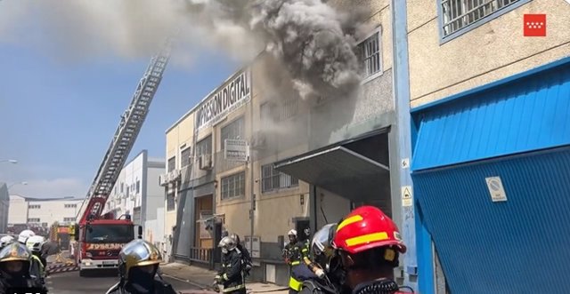 Un intoxicado leve por humo en el incendio de una gran nave de reprografía en Leganés