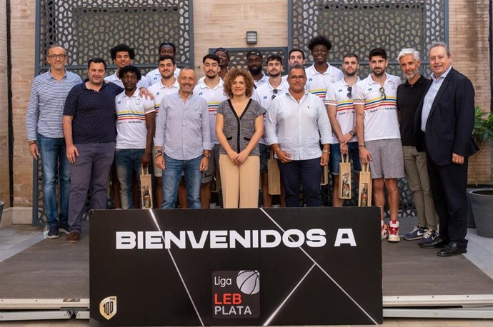 La presidenta de la Diputación con los jugadores y equipo directivos y técnico del Club Baloncesto Huelva Comercio Viridis tras su ascenso a LEB Plata.