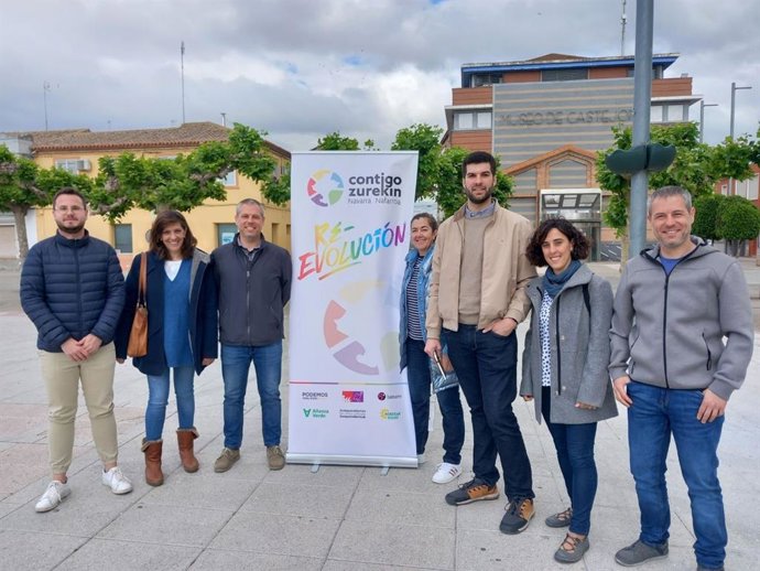 El candidato de Contigo Castejón, Rafa Martinena, con miembros de Contigo Navarra en un acto electoral.