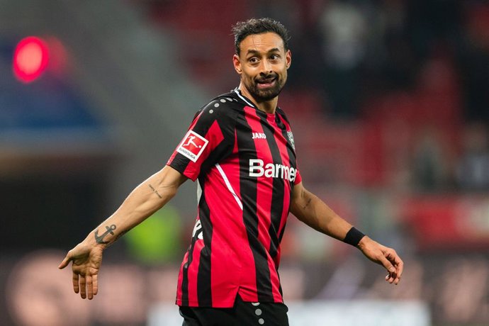 Archivo - FILED - 15 December 2021, North Rhine-Westphalia, Leverkusen: Leverkusen's Karim Bellarabi reacts during the German Bundesliga soccer match between Bayer Leverkusen and TSG 1899 Hoffenheim at BayArena. FormerGermany international Karim Bellar