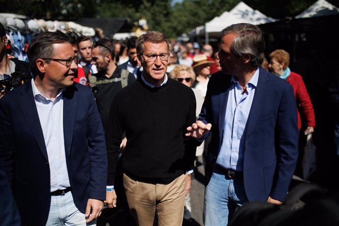 El secretario general del PP de Madrid, Alfonso Serrano; el presidente del PP, Alberto Núñez Feijóo y el candidato a la Alcaldía del municipio por el PP, Antonio González Terol, durante un mitin con afiliados y simpatizantes del PP de Alcorcón.