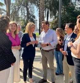 El secretario general del PP-A, Antonio Repullo, junto a la candidata popular a la Alcaldía de Huelva, Pilar Miranda, y otros miembros de su equipo.