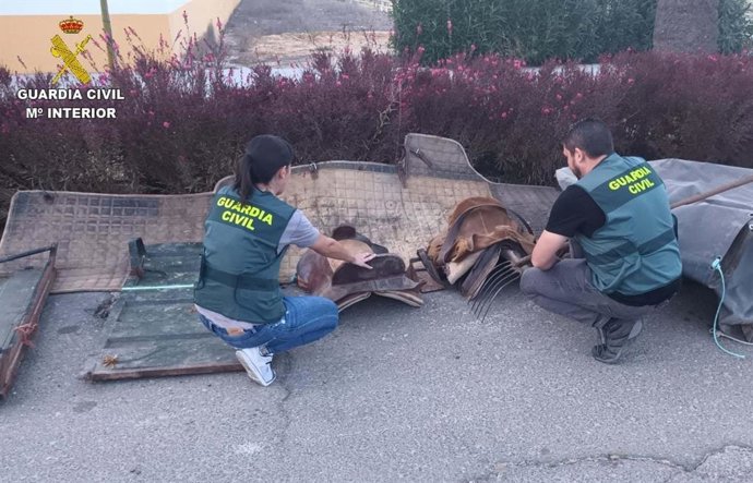 La Guardia Civil ha detenido a cuatro personas por sustraer, presuntamente, 8.000 kilos de pienso y diferentes materiales ecuestres de una finca de Chucena (Huelva).
