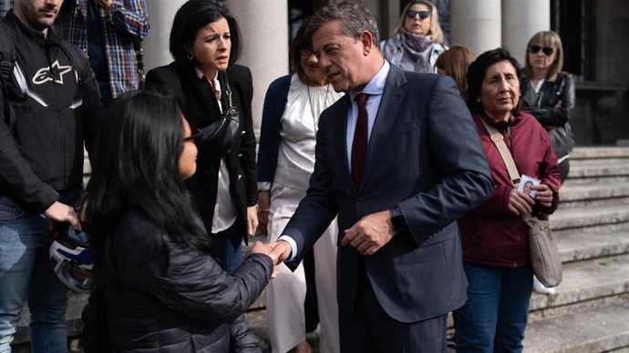 El delegado del Gobierno en Galicia, José Ramón Besteiro (2d), se reúne con las familias del Villa de Pitanxo.