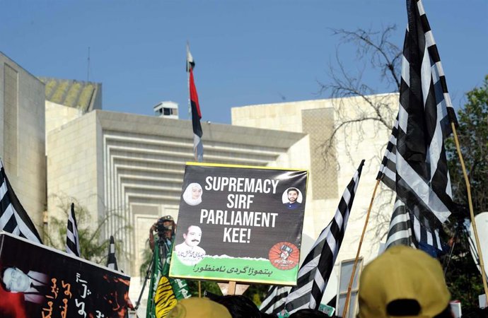 Sentada en el Tribunal Supremo de Pakistán contra la decisión de liberar al ex primer ministro Imran Jan tras su detención en el marco de un caso por presunta corrupción