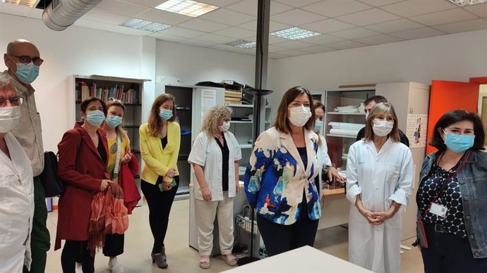 La consellera de Salud y Consumo, Patricia Gómez, durante su visita a las oficinas centrales del Servicio de Prevención de Riesgos Laborales, ubicadas en el recinto del Hospital Universitario Son Espases