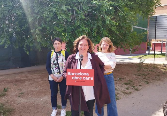 La número 13 de la candidatura de BComú, Tnia Corrons; la alcaldesa de Barcelona y candidata a la reelección, Ada Colau, y la número 3 y teniente de alcalde, Janet Sanz.