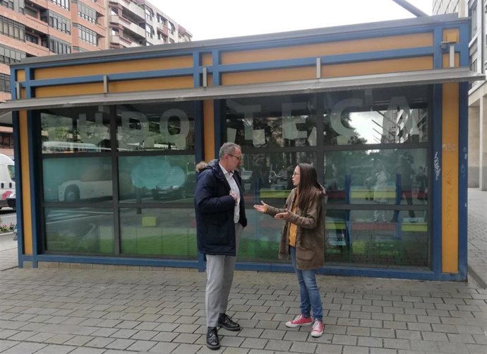 Rubén Antoñanzas, con Sofía Montenegro, ante la Ludoteca Municipal El Trenecito