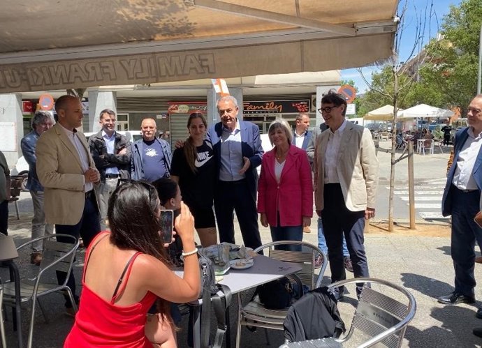 El expresidente del Gobierno, José Luis Rodríguez Zapatero, y la alcaldable del PSC en Terrassa, Eva Candela, saludan a los vecinos en la Rambla de Francesc Maci.