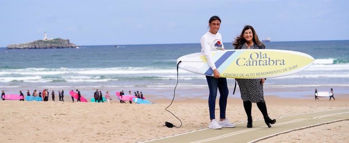 La candidata del PP a la Presidencia de Cantabria, María José Sáenz de Buruaga, presenta la iniciativa de crear 'la Ola Cántabra', un centro de alto rendimiento de surf