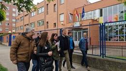 El candidato de 'Por La Rioja' al Ayuntamiento de Logroño, Alberto Bretón, junto a parte de su candidatura por el colegio Gonzalo de Berceo de Cascajos