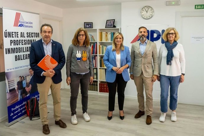 La portavoz nacional de CS y candidata al Govern, Patricia Guasp, se reúne con el Colegio Oficial de Agentes Inmobiliarios de Baleares