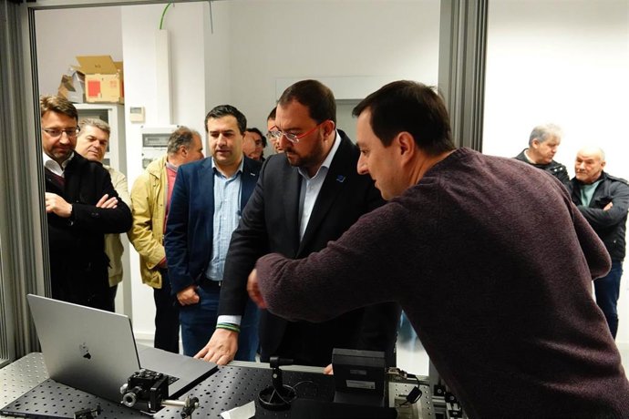 El secretario general de la FSA-PSOE, presidente del Principado y candidato, Adrián Barbón, visita el Centro de Investigación en Nanomateriales y Nanotecnología (CINN) de El Entrego