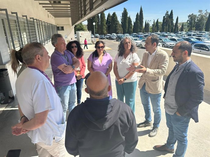Toni Valero (dcha.), entre Rosa Rodríguez y Sebastián Pérez, en el Hospital de Montilla.