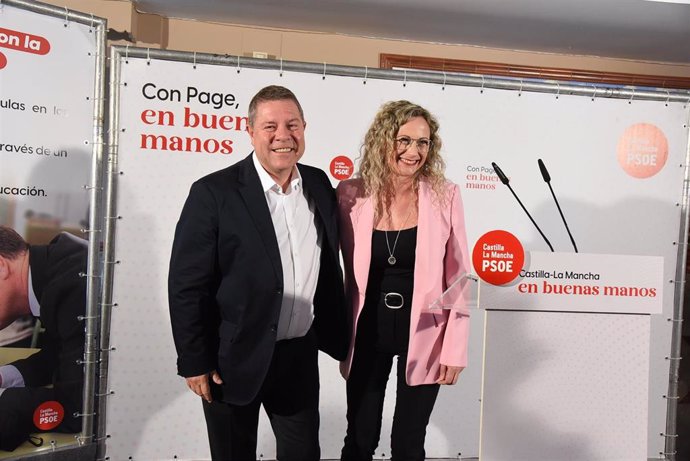 El candidato del PSOE a la Presidencia de C-LM, Emiliano García-Page, junto a la alcaldesa de Seseña y candidata a la reelección, Silvia Fernández.