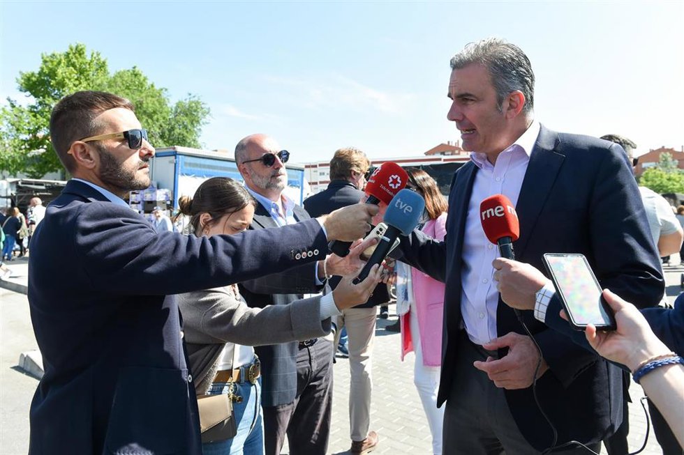 El candidato de Vox a la Alcaldía y portavoz de esta formación en el Ayuntamiento de Madrid, Javier Ortega Smith, atiende a medios durante un recorrido por el Mercadillo Villa de Vallecas, a 16 de mayo de 2023, en Madrid (España). La visita al mercadill