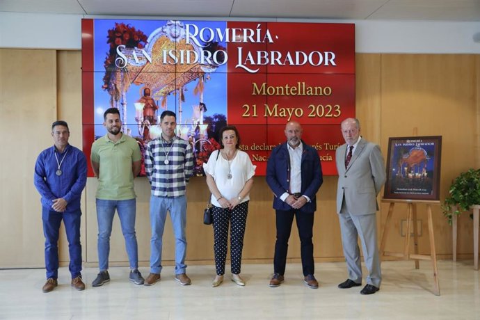 El presidente de la Diputación de Sevilla, Fernando Rodríguez Villalobos, primero por la derecha, en la presentación de la romería de San Isidro en Montellano.