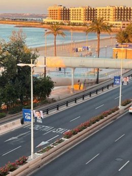 Imagen de banderolas del PP y de Luis Barcala en las farolas de Alicante, que la Junta Electoral de Zona de Alicante ha pedido retirar por incumplir la ley.