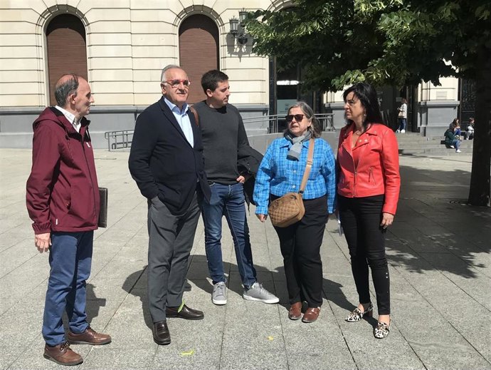 El candidato del Partido Aragonés (PAR) a la Alcaldía de Zaragoza, Clemente Sánchez Garnica, el segundo por la izquierda