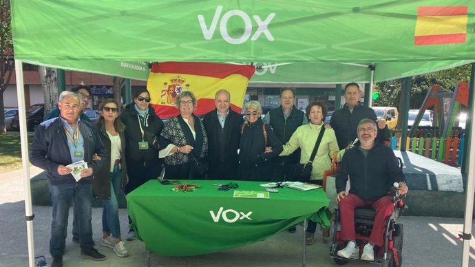 VOX ha instalado este martes una mesa informativa en el barrio de San José