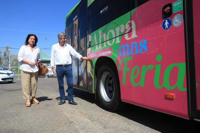 El presidente de Aucorsa, Miguel Ángel Torrico, junto a uno de los autobuses en el recinto ferial de Córdoba.