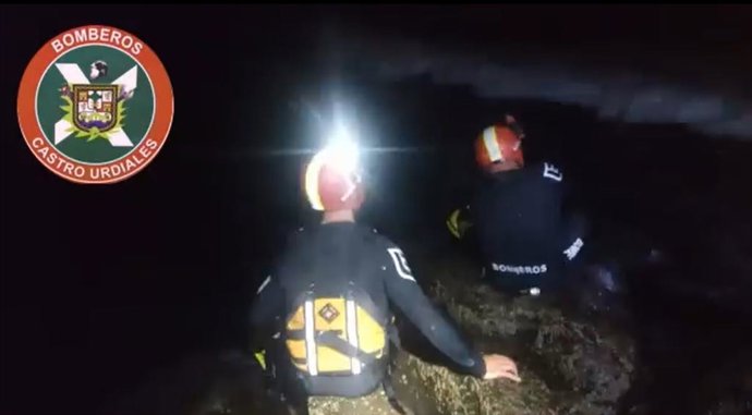 Bomberos realizan labores de búsqueda en el mar tras aparecer unas chanclas y una boya de buceo