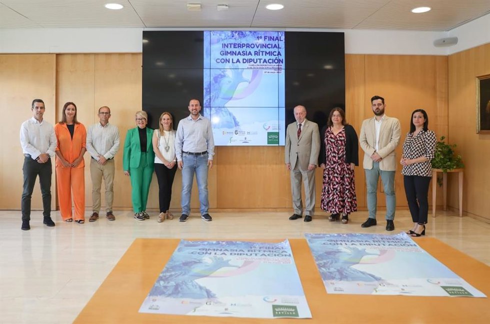 Villalobos, en el centro de la imagen, en el acto de presentación de la Primera Final Interprovincial 'Gimnasia Rítmica con la Diputación', junto a diputados provinciales y concejales de La Rinconada.