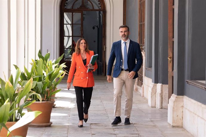 El consejero de Sostenibilidad, Medio Ambiente y Economía Azul y portavoz del Gobierno, Ramón Fernández Pacheco acompañada por la consejera de Fomento, Articulación del Territorio y Vivienda, Rocío Díaz. a la llegada a la rueda de prensa posterior al Co