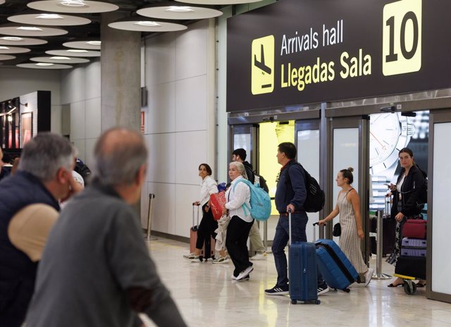 Un grupo de personas a su salida de la puerta de llegadas de la terminal T4 del aeropuerto de Adolfo Suárez-Madrid Barajas, a 2 de mayo de 2023, en Madrid (España). 