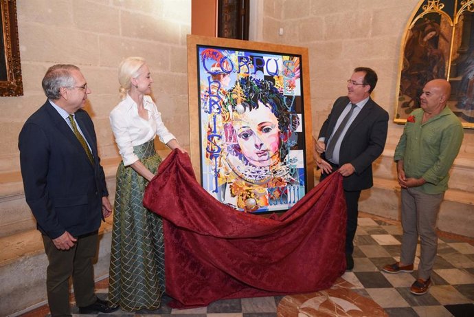 El delegado de Fiestas Mayores, Juan Carlos Cabrera (segundo por la derecha), descubre el cartel del Corpus Christi, obra de la artista alemana Uta Geub, en el Ayuntamiento de Sevilla.