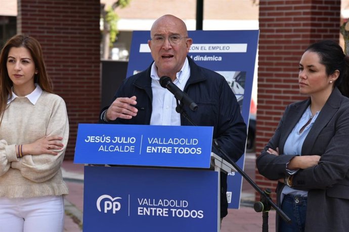 El candidato del PP a la Alcaldía de Valladolid, Jesús Julio Carnero, presenta propuestas sobre empleo e industria.