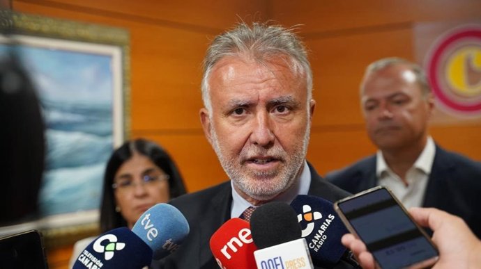 El candidato del PSOE a la Presidencia del Gobierno canario y actual presidente canario, Ángel Víctor Torres, junto a los candidatos socialistas al Cabildo de Gran Canaria y a la Alcaldía de Las Palmas de Gran Canaria, Augusto Hidalgo y Carolina Darias