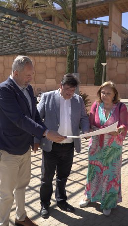 El candidato del PSOE a la alcaldía de Huelva y actual alcalde, Gabriel Cruz, en su visita este pasado lunes al parque Alonso Sánchez de Huelva.