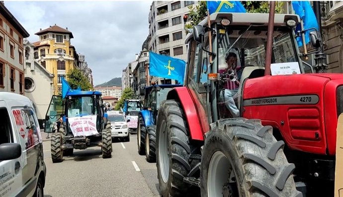 Una tractorada recorre las principales calles de Oviedo.